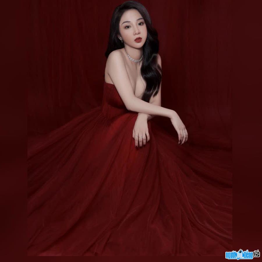 Hình ảnh CEO Dolly Gia Linh đẹp lộng lẫy với đầm cúp ngực