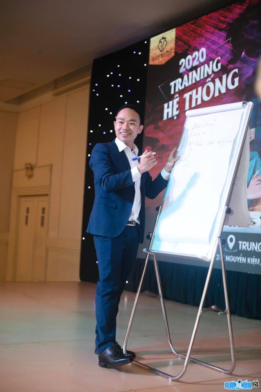 CEO Phạm Đức Tiệp từng được vinh danh Top 5 Doanh nhân xuất sắc nhất năm 2019 tại Lễ trao giải Doanh nhân Toàn cầu