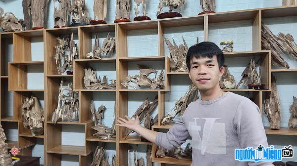  Mr. Pham Duy Khanh is excited to show off his natural Agarwood products made by himself.