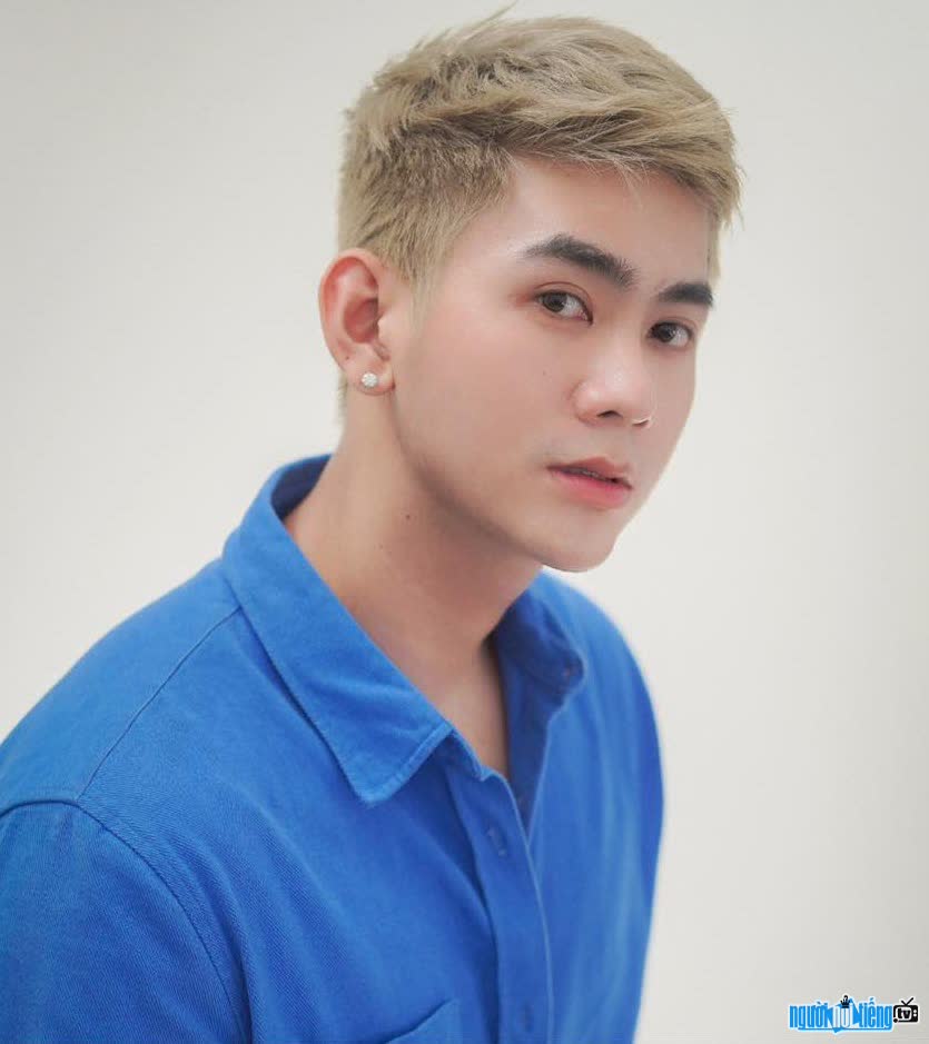 Hình ảnh điển trai của nam makeup artist Vũ Lê Lâm Vĩ