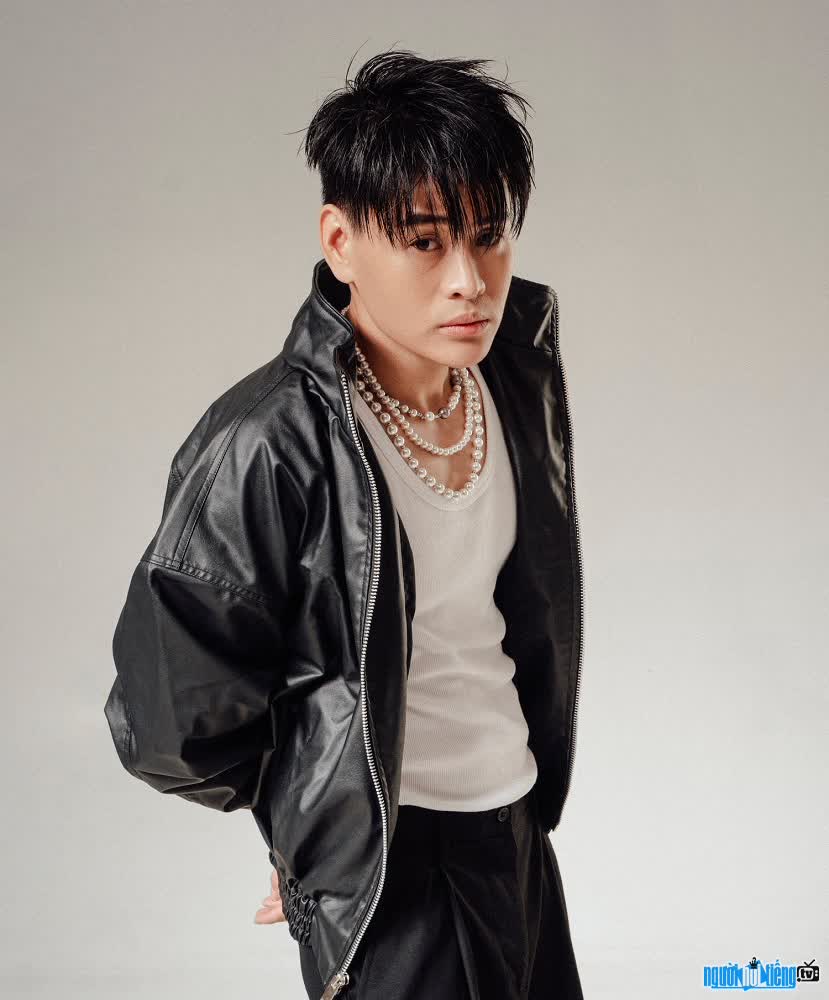 The handsome image of male singer-songwriter Nguyen Khoa