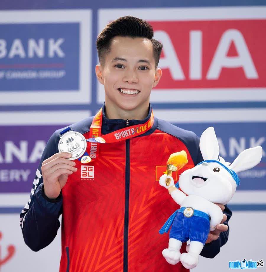 Athlete Le Thanh Tung is happy to receive a medal