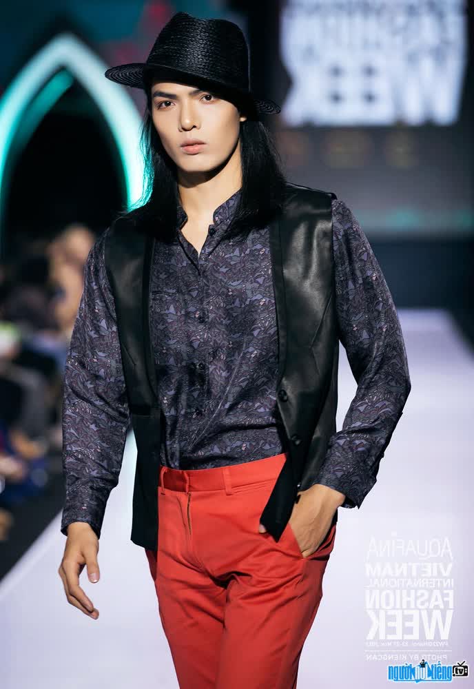 the handsome and confident Vu Tuan Anh on the catwalk