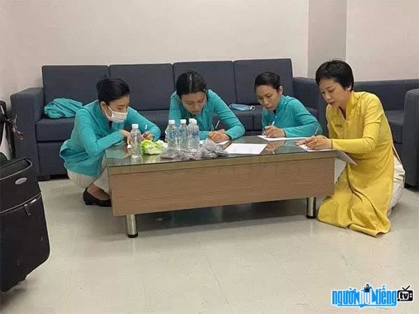The image of taking advantage of the chief flight attendant Nguyen Thanh Thuy