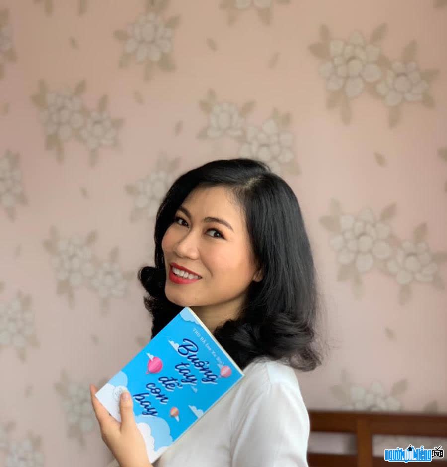 Hình ảnh tác giả Mẹ Xu Sim và cuốn sách của mình