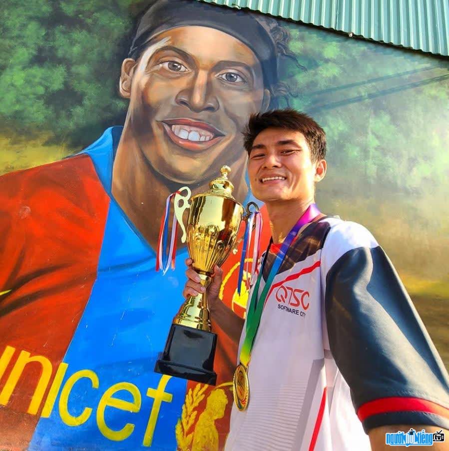  Pham Trong Thy smiling with the golden cup