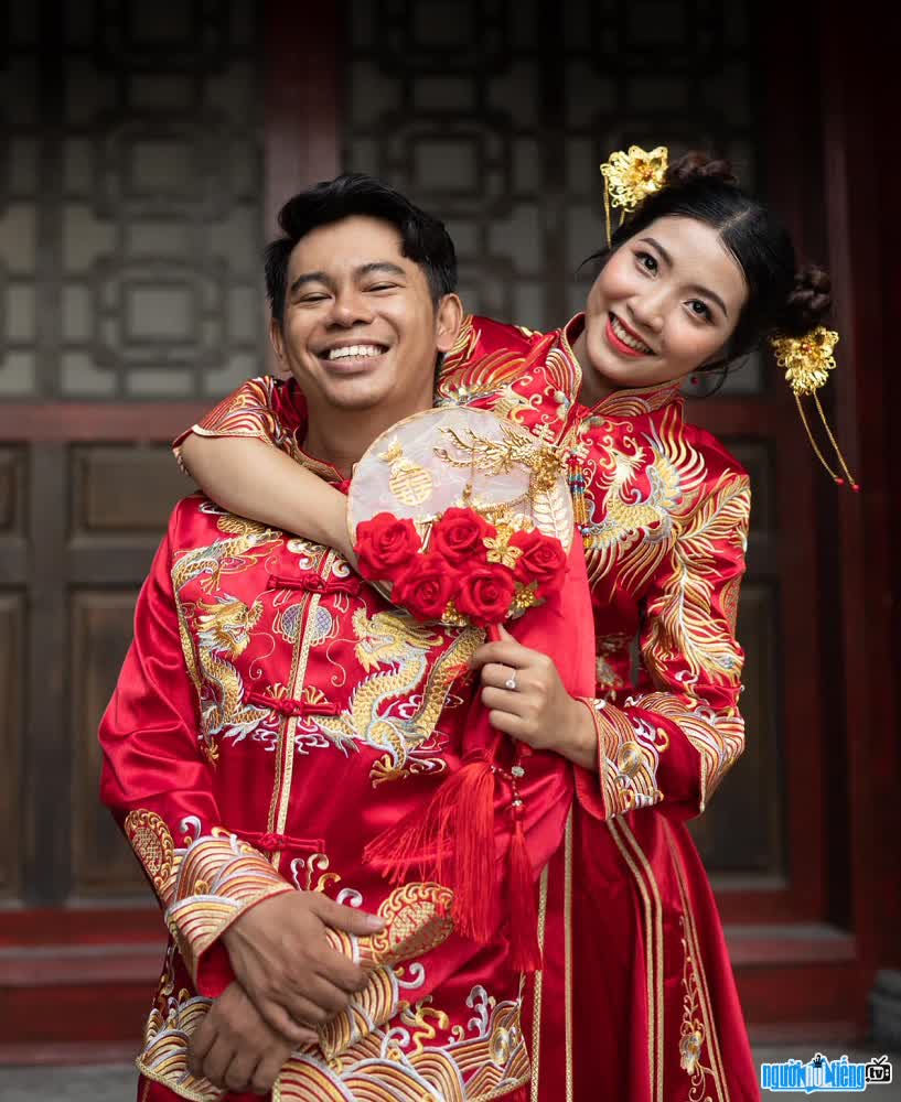 happy Nguyen Hong Nhan with his wife