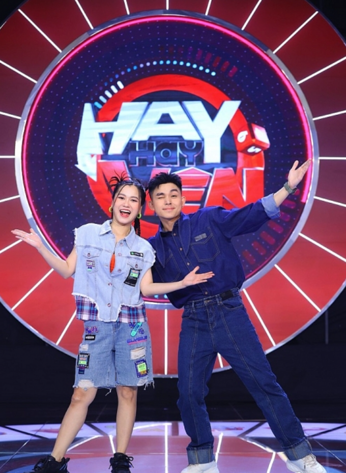 The program "Hay Hay Lucky" with the host of 2 MCs Jun Pham and Lam Vy Da