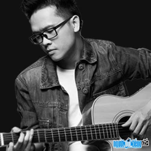 Hình ảnh nhạc sĩ Hồ Tiến Đạt đang chơi đàn guitar