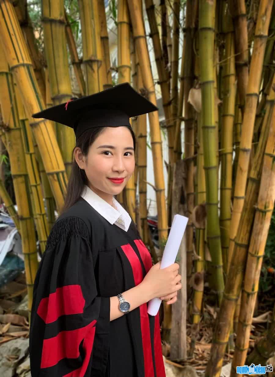 Blogger Trieu Nguyen Huyen Trang's photo on graduation day