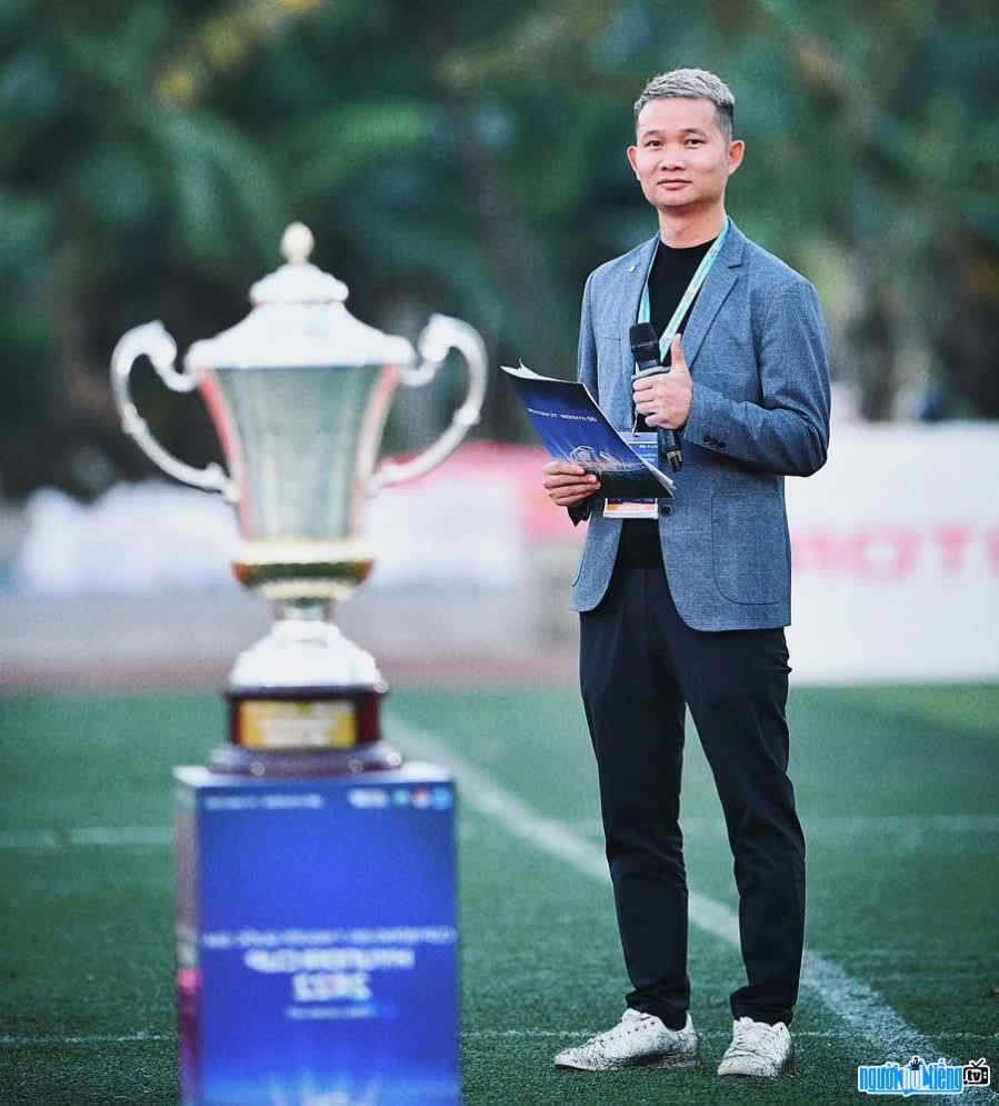 BLV Cuong Camay is with the prestigious cup