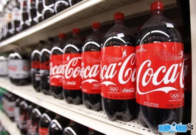 Hình ảnh sản phẩm của Coca Cola được bày bán trên kệ của các siêu thị