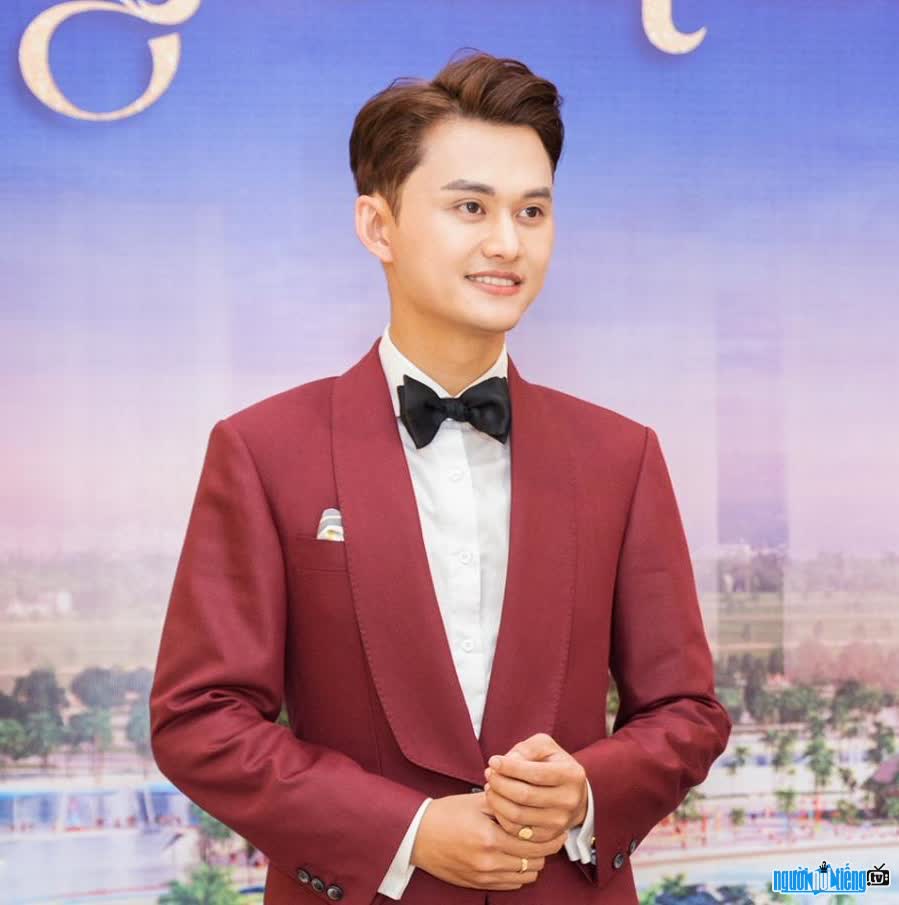 MC Phan Doanh has a handsome appearance