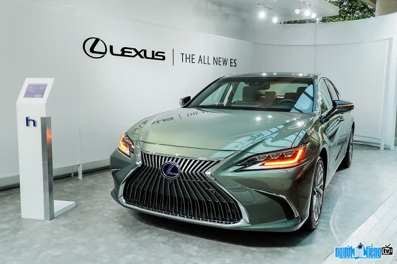 Image of a luxury car of Lexus brand