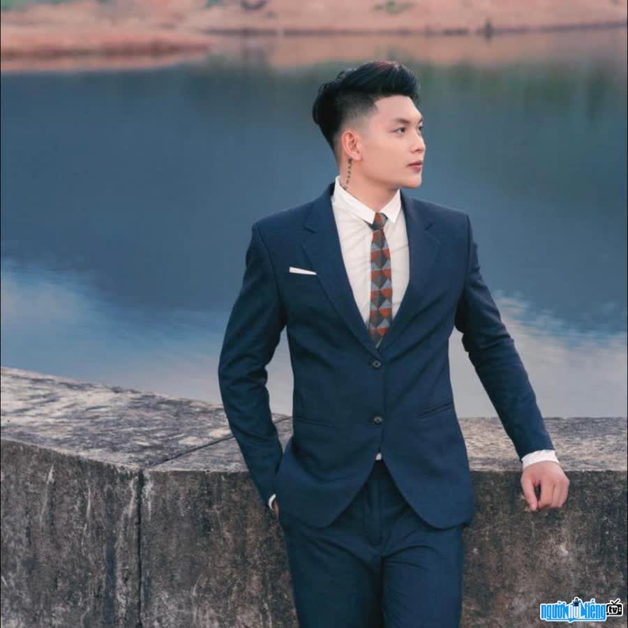 Vuong Quoc Bao has a handsome appearance