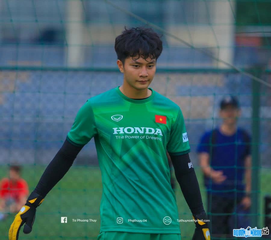confident Cao Van Binh on the football field