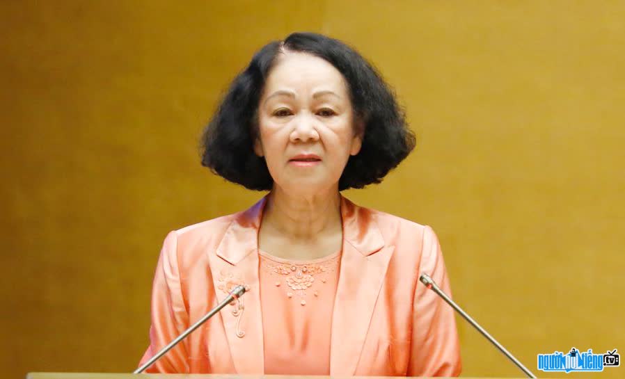 Hình ảnh bà Trương Thị Mai đang phát biểu tại một cuộc họp