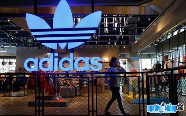 Hình ảnh một cửa hàng Adidas
