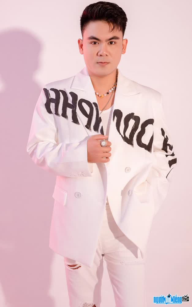 Male singer Ho Nhat Huy is handsome and elegant