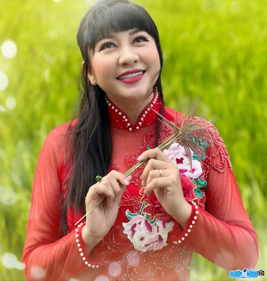 MC Ngoc Tien is beautiful and gentle