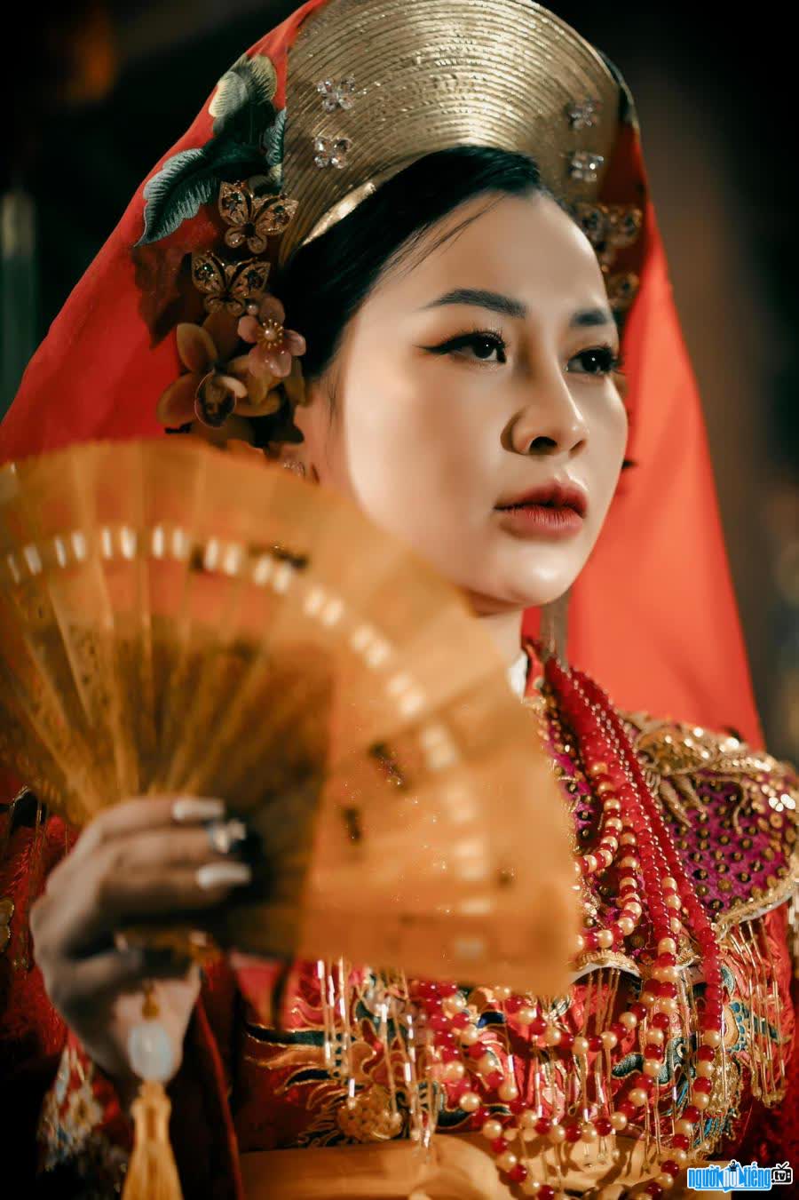 Cô đồng Nguyễn Hoàng Diệu Ngân sở hữu ngoại hình xinh đẹp