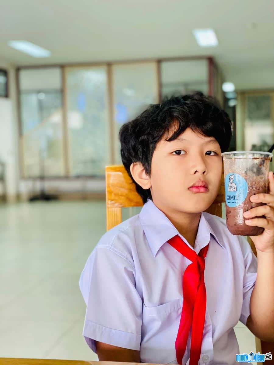 Child actor Lai Truong Phu has a handsome appearance
