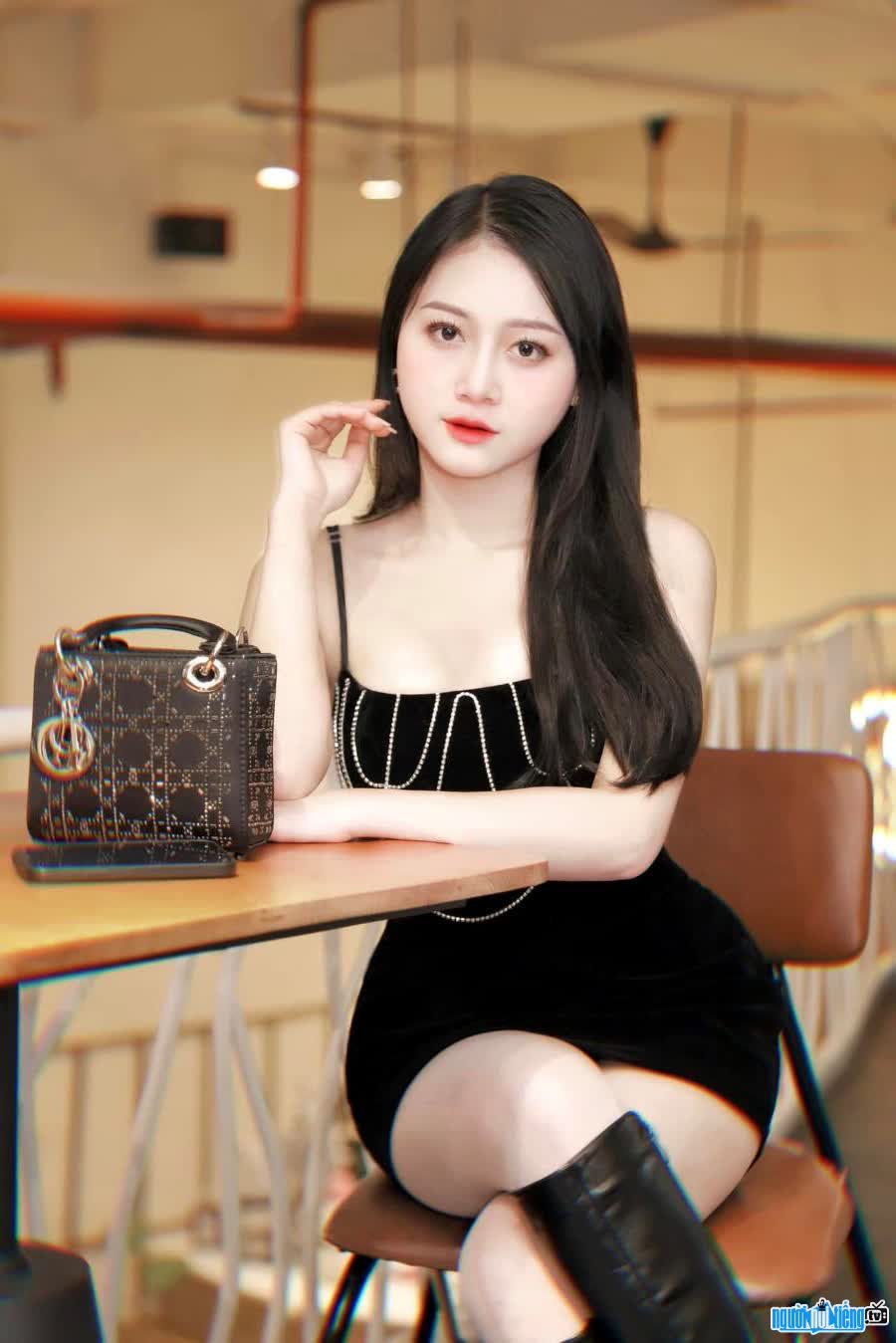 Hình ảnh mới của hot girl Cao Tú Hường