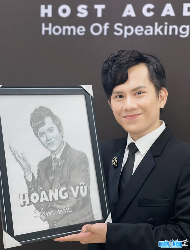  MC Nguyen Hoang Vu is handsome and elegant