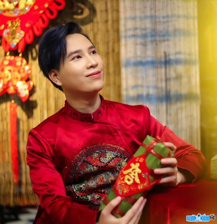  Handsome singer Le Duc in traditional ao dai