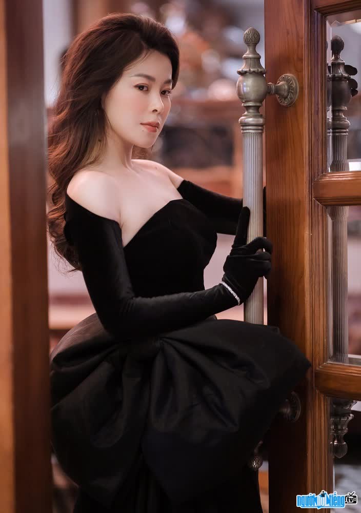 Singer Thuy Dung is beautiful and charming
