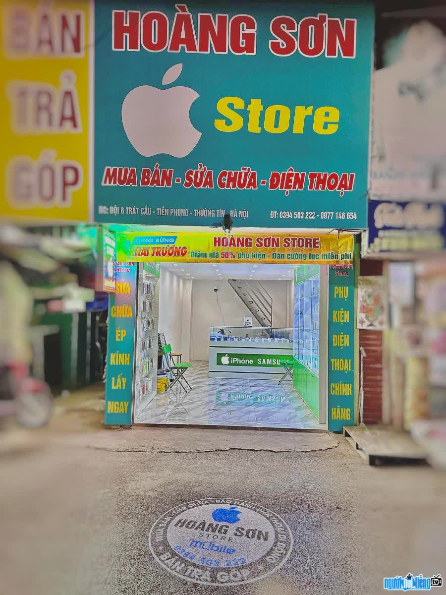 Influencer Le Hoang Son's phone shop