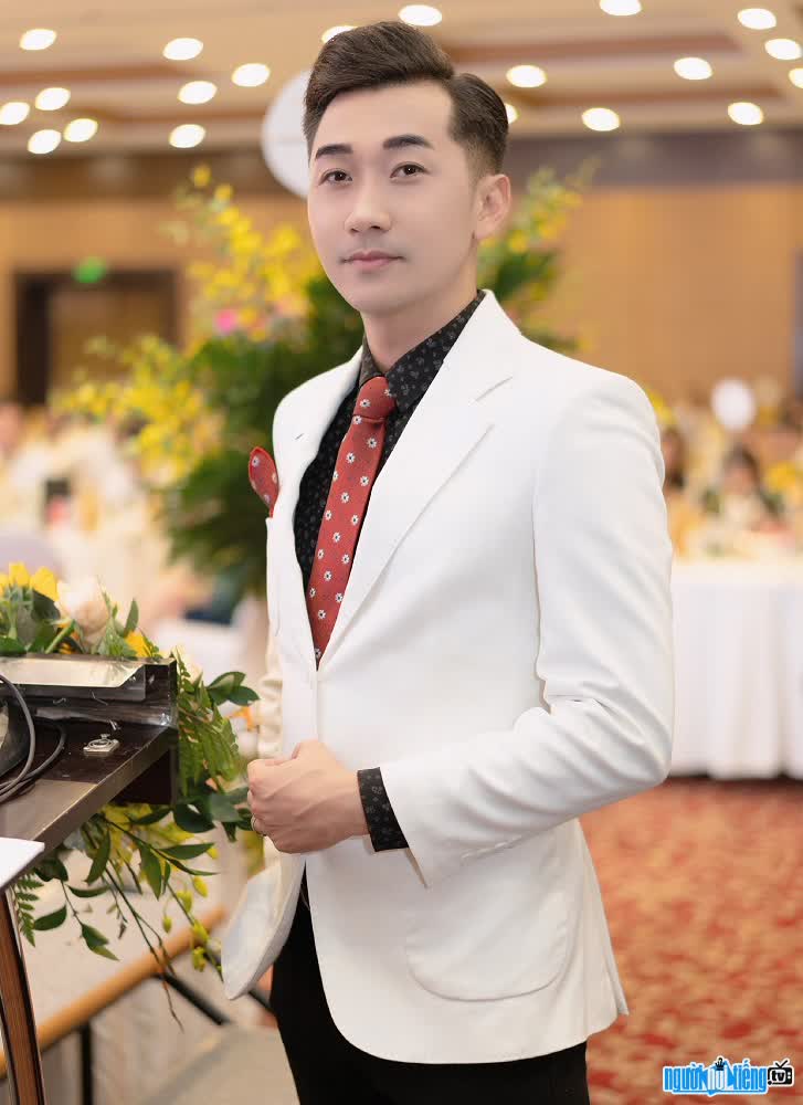 MC Ba Tien is handsome and elegant