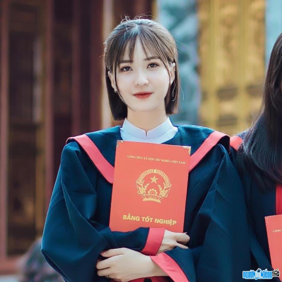 Tiktoker Ninh Anh image in the graduation photo series