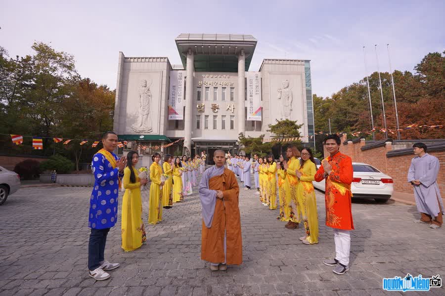 Monk Giac Le Hieu preaches the Dharma in Korea