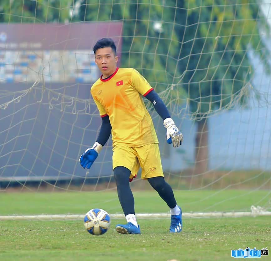 Nguyễn Quang Trường chăm chỉ tập luyện trên sân