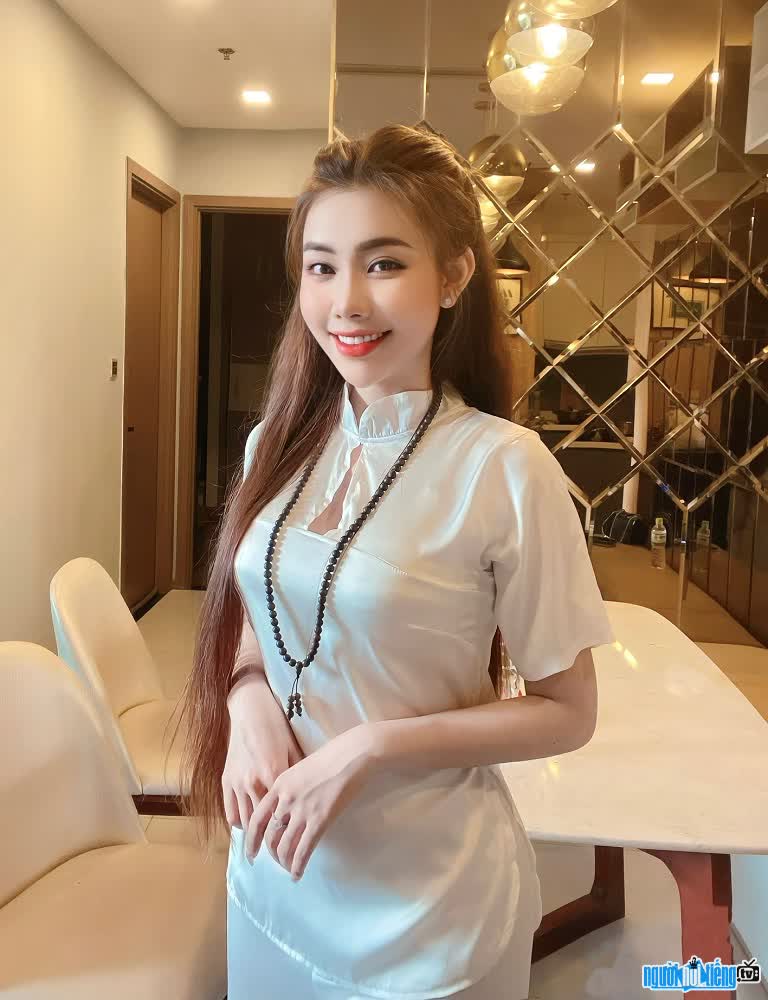 Lữ Kim Ngân xinh đẹp dịu dàng