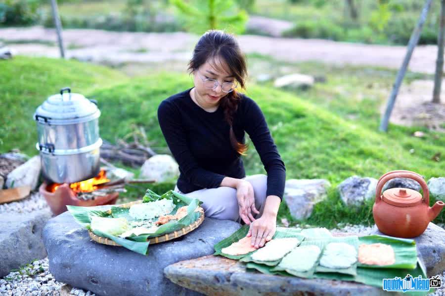 Ut Tiktoker image in the garden preparing food