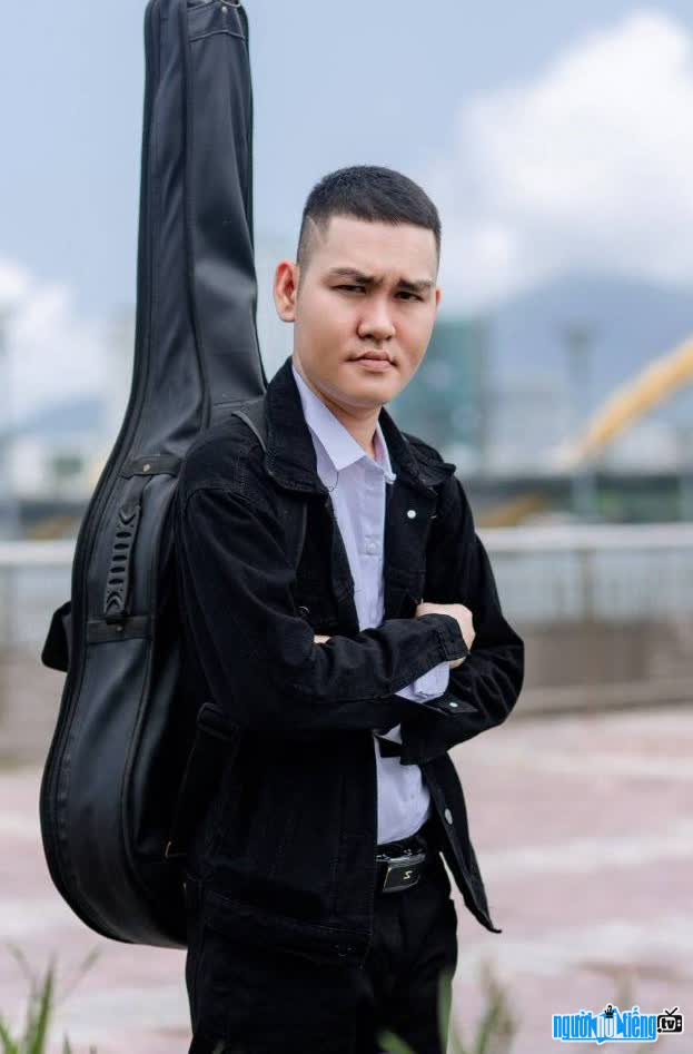 Pham Dang Tam - a musician who is attached to the guitar