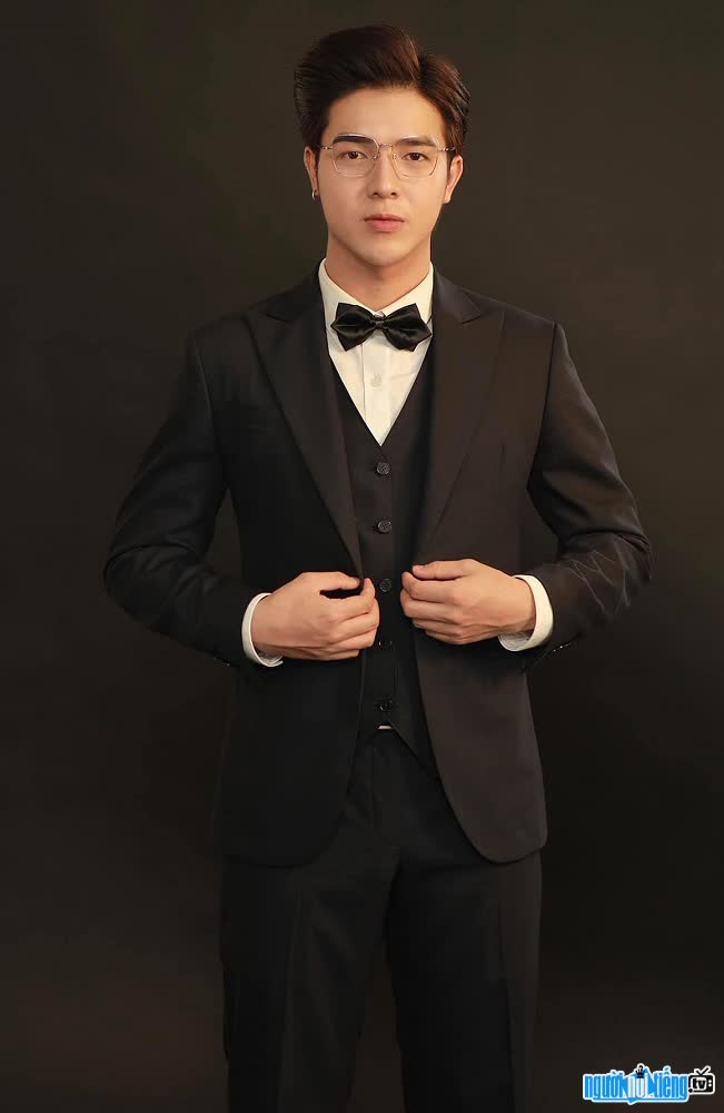 handsome and elegant Le Quang Huy