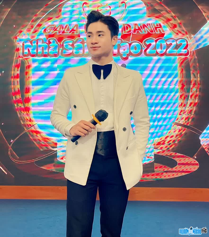 Duc Toan is handsome and elegant