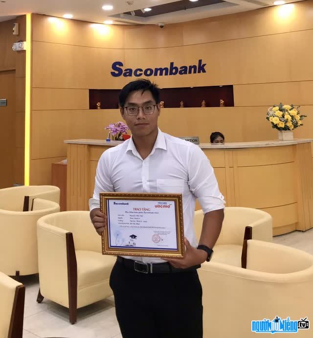  Nguyen Tien Dat won a scholarship for high achievements in study
