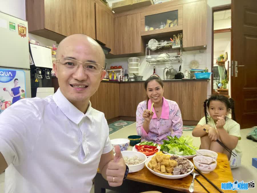 Hình ảnh Hà Văn Duẩn bên gia đình của mình