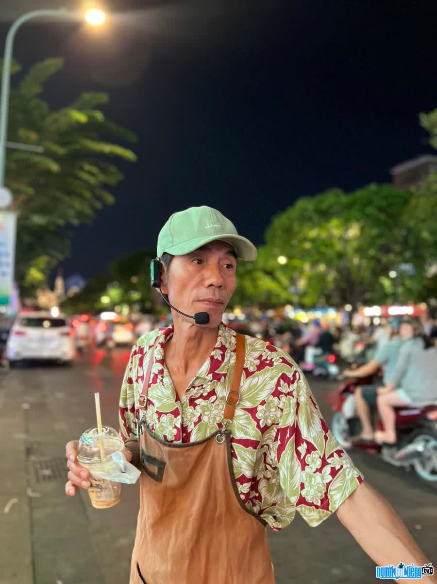 Hình ảnh Tiktoker Chú Long Cà Phê Muối đang bán cà phê trên phố