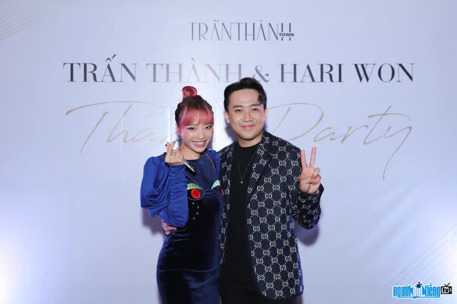 A photo of actor Quinn Truc Tran taking a photo with MC Tran Thanh