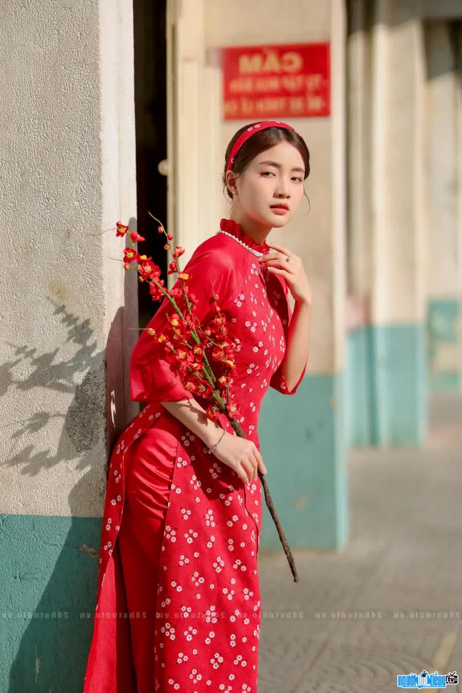Picture of actor Dao Phuong Uyen wearing ao dai to welcome spring