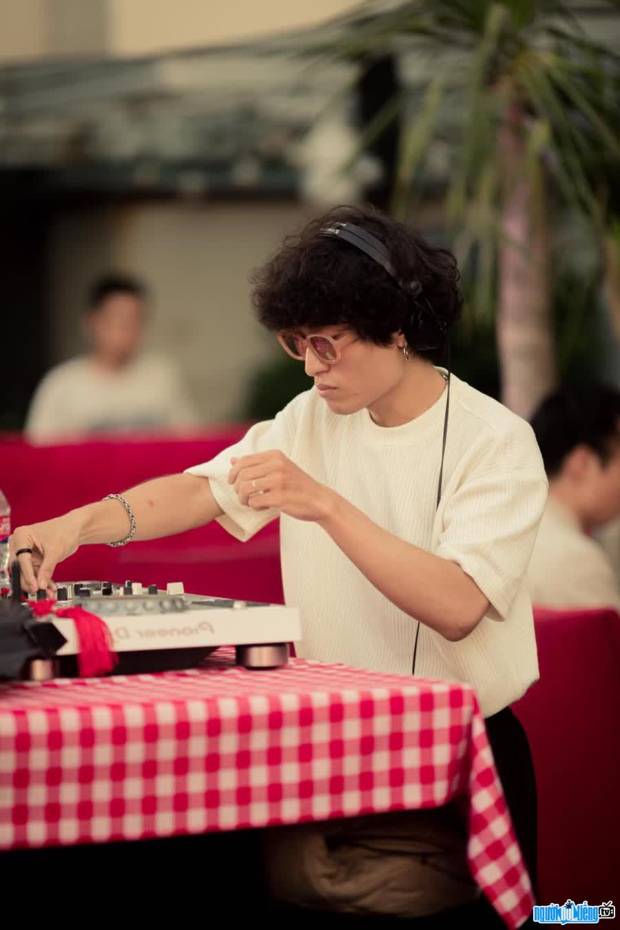 Image of producer Larria playing music