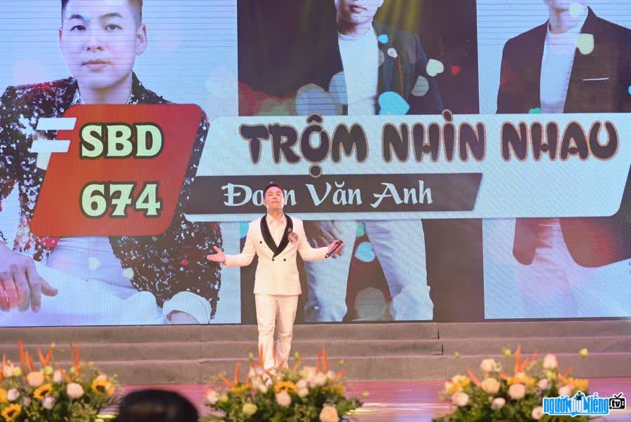Picture of singer Doan Van Anh on the stage of Bolero Golden Voice Contest 2023