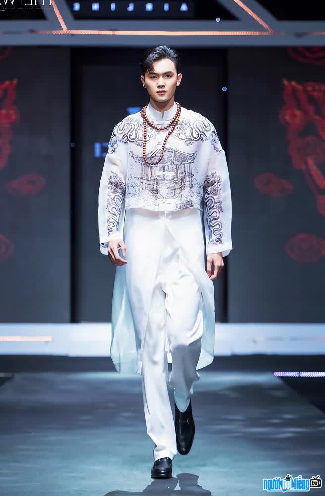 the model Dang Anh Duong shines on the catwalk