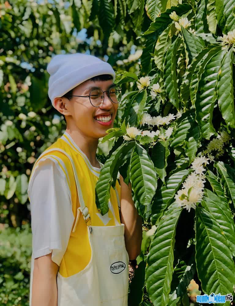  The sunny smile of hot Tiktoker Tung Kon