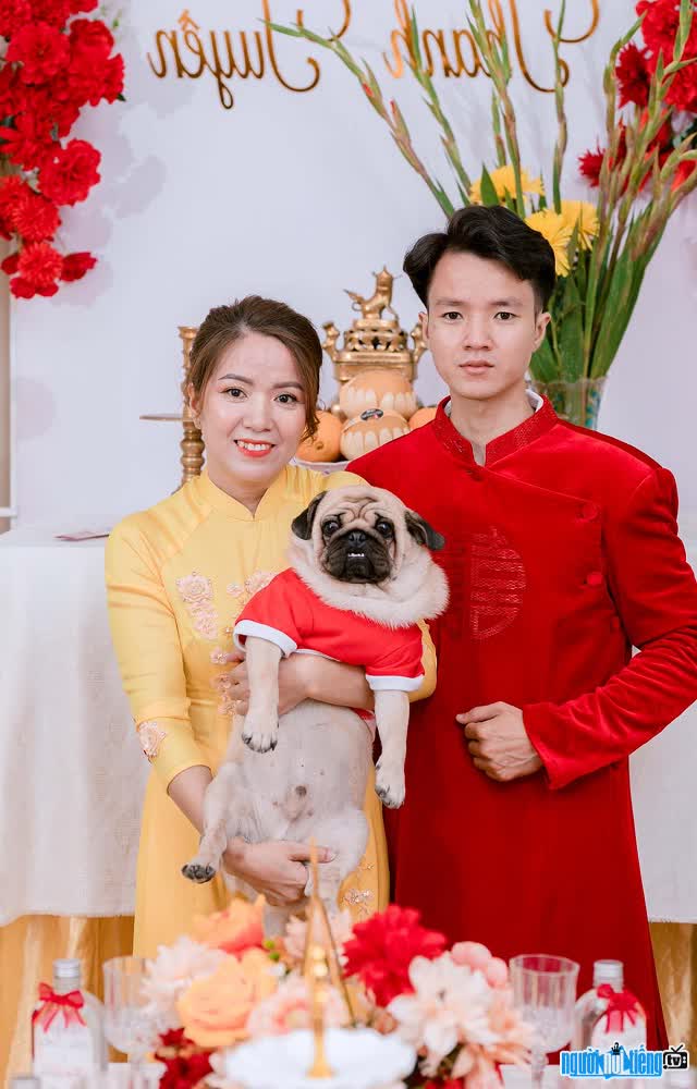 Hình ảnh hạnh phúc của Nguyễn Khắc Mạnh bên vợ